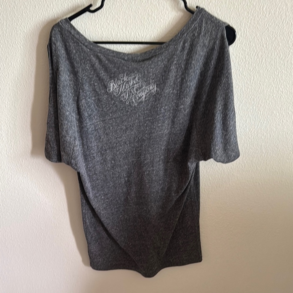 Chic Gray Graphic Tee - Picture 2 of 6